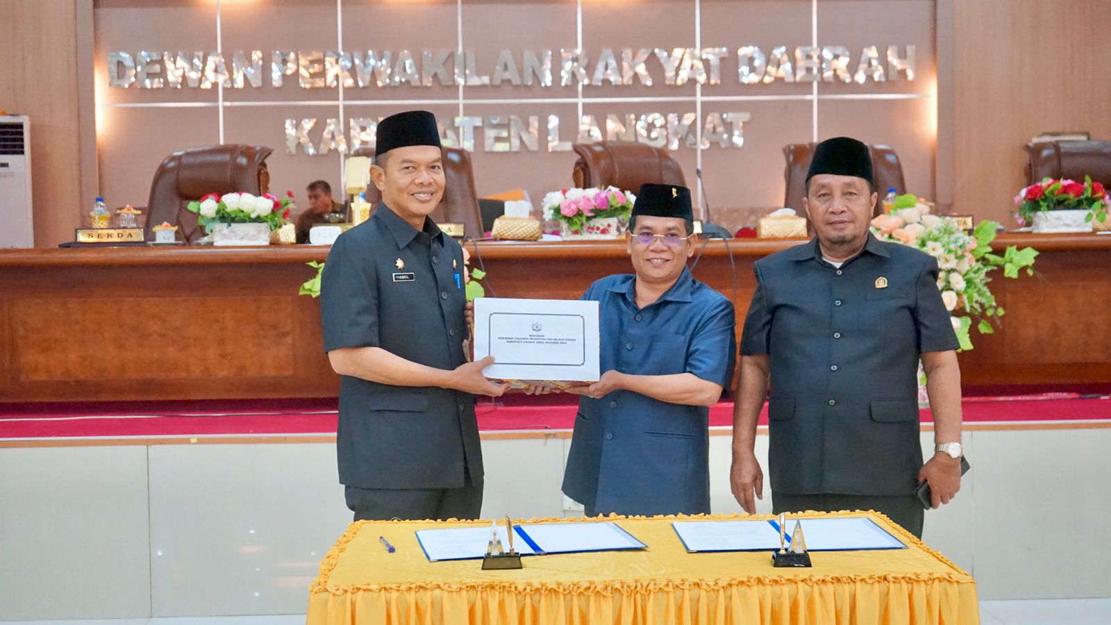 Teks Foto/Beritasore/ist  Sekretaris Daerah H. Amril, S. Sos, M.AP menghadiri Rapat Paripurna dalam Rangka Penyampaian Penjelasan Ranperda P. APBD Tahun 2023, di Kantor DPRD  Langkat, Kamis,( 24/8). Teks Foto/Beritasore/ist  Sekretaris Daerah H. Amril, S. Sos, M.AP menghadiri Rapat Paripurna dalam Rangka Penyampaian Penjelasan Ranperda P. APBD Tahun 2023, di Kantor DPRD  Langkat, Kamis,( 24/8).