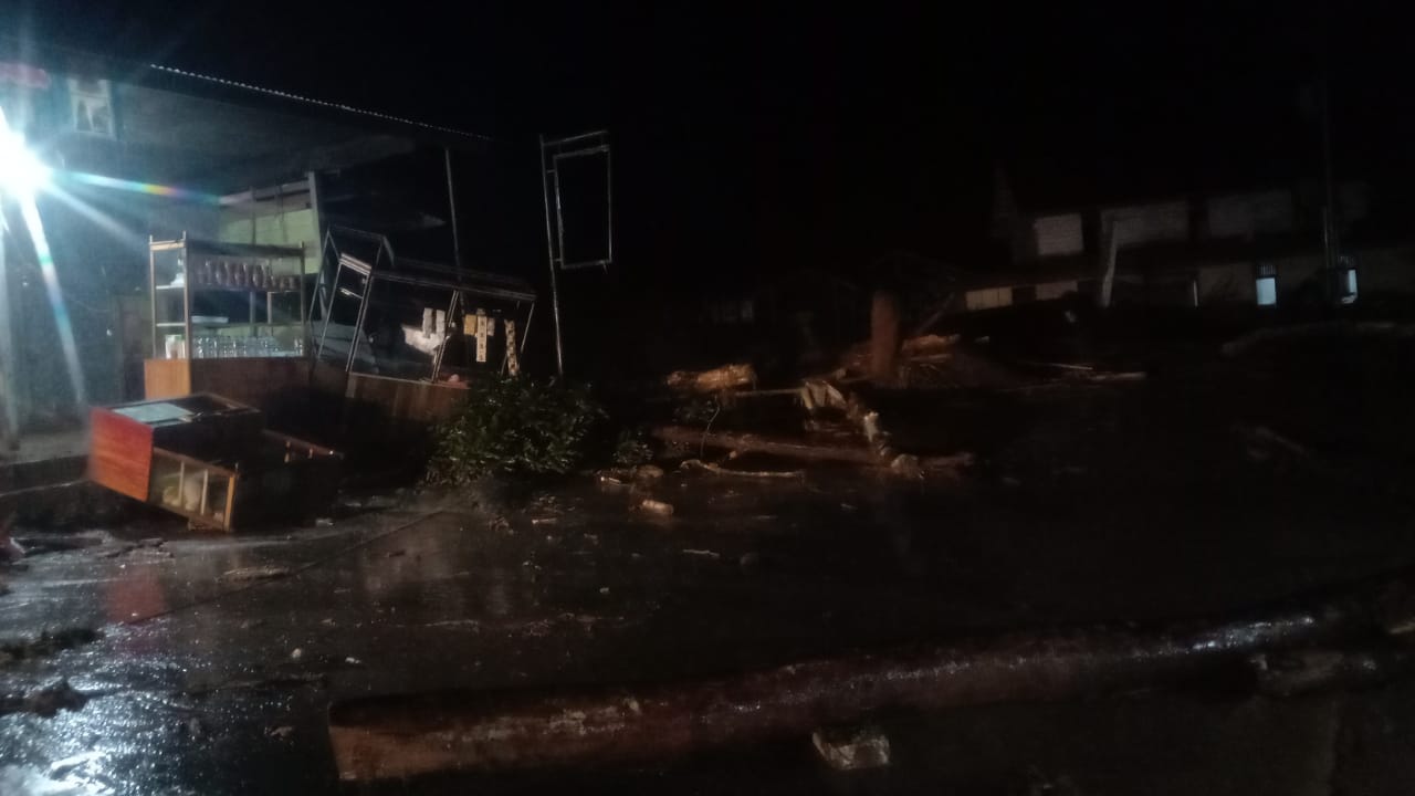 Banjir Bandang Beutong Ateuh Banggalang menyebabkan kayu dan kios terbawa arus dan sejumlah tko rusak, Senin (28/8).(Ist)