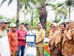 Bupati Sergai Serahkan Bantuan 13 KUB Nelayan di Tanjung Beringin.