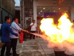 BRI Panyabungan dan Damkar Madina Simulasi Antisipasi Kebakaran