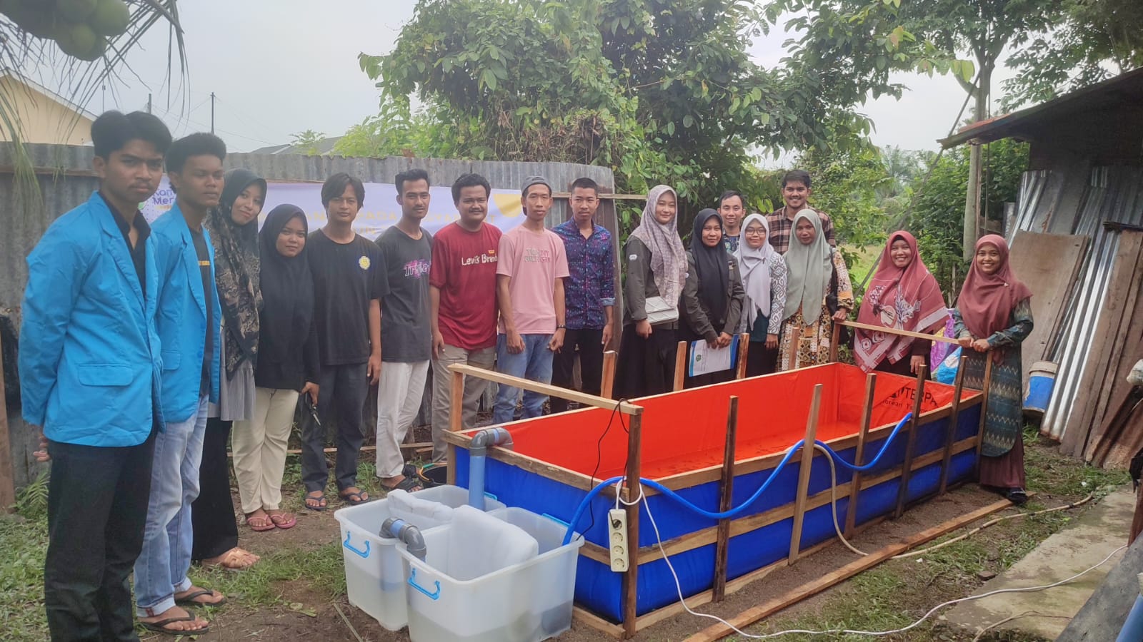 Tim Pengabdian Universitas Samudra foto bersama, mitra, masyarakat dan LPPM & PM usai memberikan pelatihan Gravity System Pool Tarpaulin Drain bagi budidaya ikan lele kepada kelompok pemuda di Dusun Rahmat, Desa Paya Bujok Seuleumak, Kota Langsa.ist