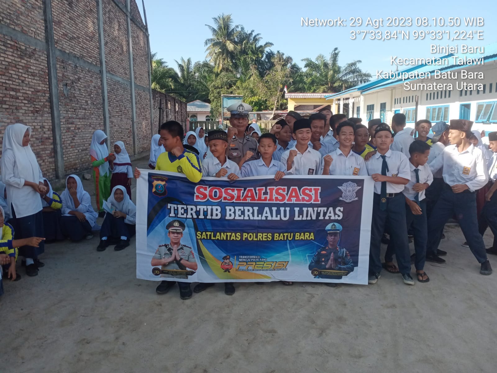 Teks fhoto: Kasat Lantas Polres Batu Bara AKP HW Siahaan SH didampingi Kanit Kamsel Satlantas Polres Batu Bara AIPTU RH Pasaribu gelar sosialisasi Undang- Undang No:22 Tahun 2009 tentang LLAJ di SMP IT SUHAIRIYAH Desa Binjai Baru Kecamatan Datuk Tanah Datar Kabupaten Batu Bara Selasa (29/8-2022).beritasore/alirsyah