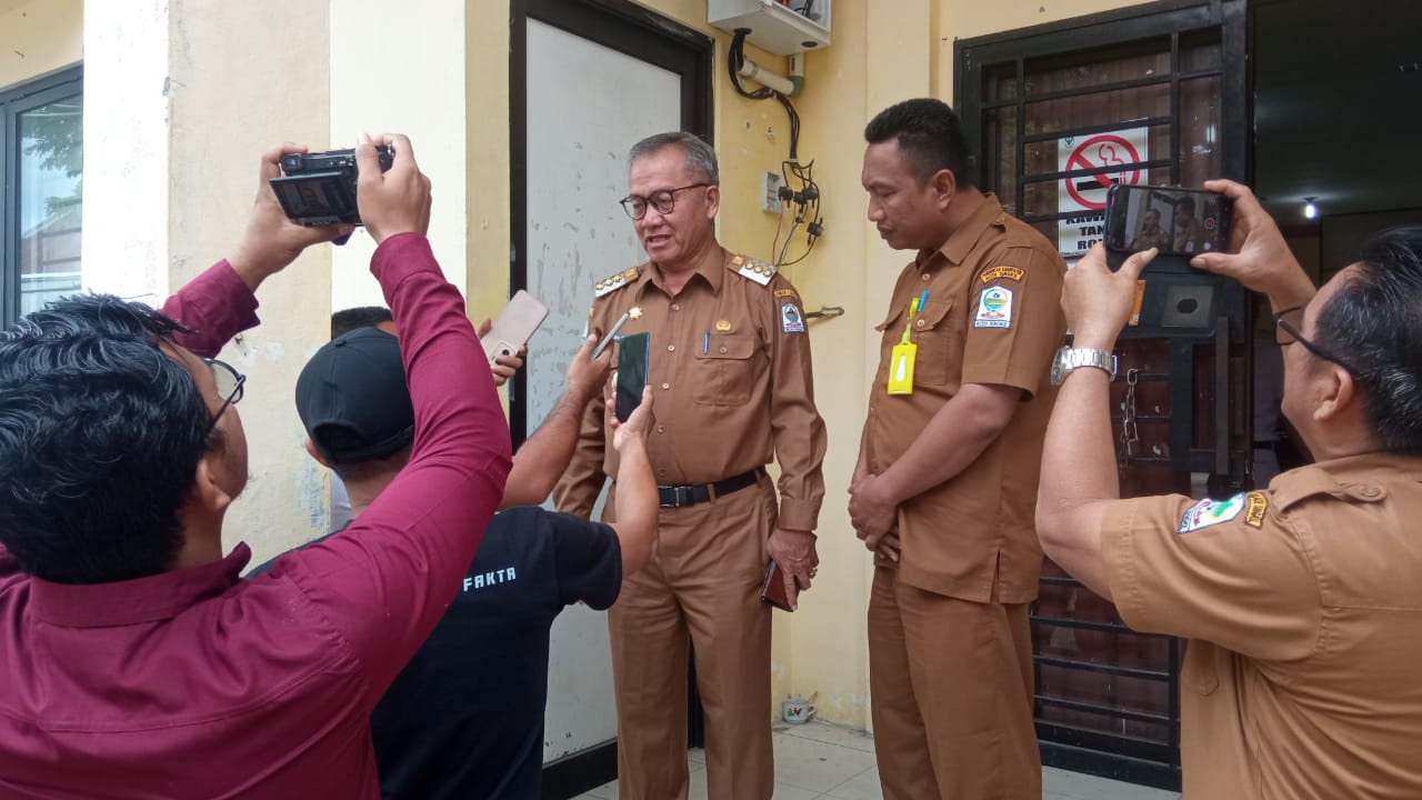 Berita Sore-Ahmad Zaelani Sidik: Penjabat (Pj) Bupati Aceh Singkil, Drs. Azmi MAP didampingi sekretaris Dinas Kesehatan, Haryono saat memberi keterangan pers usai pelaksanaan sosialisasi perpres 67 tahun 2021 tentang penanggulangan tuberkulosis. '