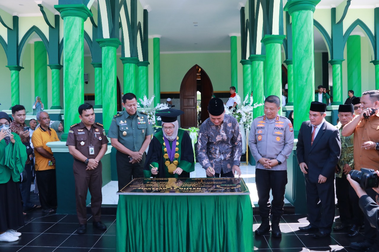 Teks foto: Wagubsu H Musa Rajeckshah dan Rektor UINSU Prof Dr Nurhayati MAg, disaksikan Kapolda Sumut Irjen Pol Agung Setya Imam Effendi SH, SIK, MSi, Pangdam I/BB diwakili Kapoksahli Brigjen TNI David H Hutagaol SE, MM (Han) dan Ketua Senat UINSU Prof. Dr Saiful Akhyar Lubis, MA menandatangani prasasti peresmian Masjid Al Musannif Kampus 4 UINSU Tuntungan, Selasa (29/8/2023).