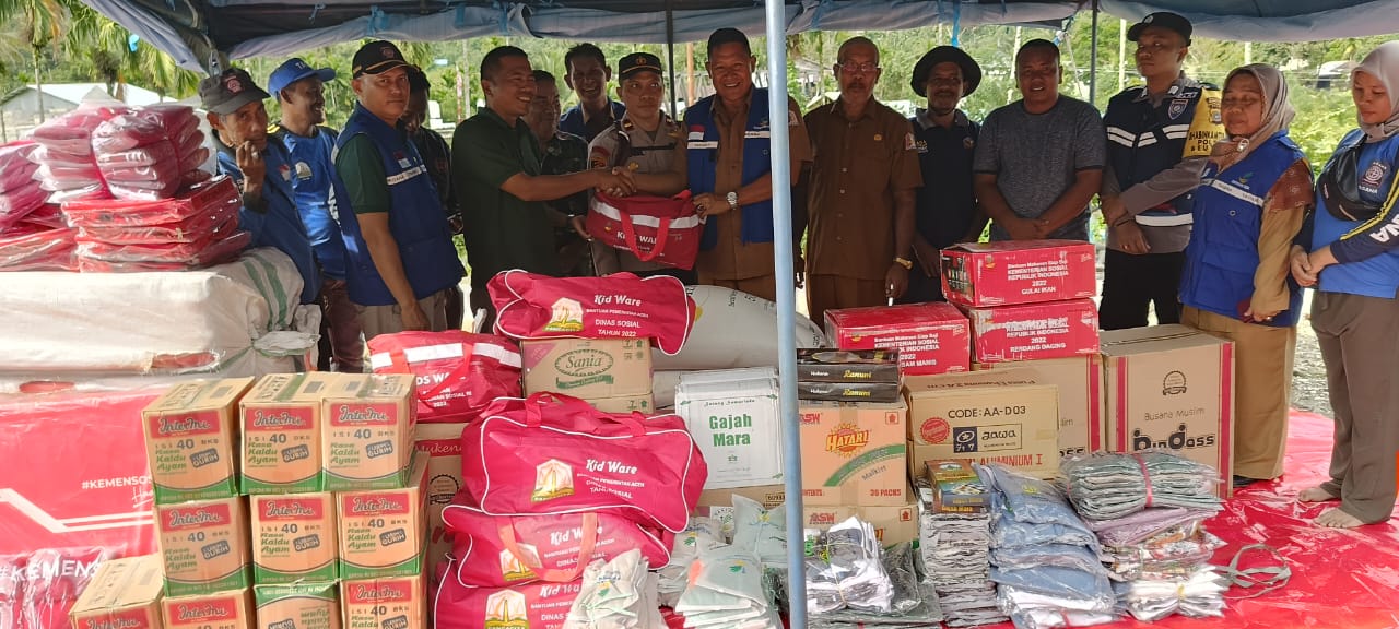 Pemkab Nagan Raya melalui Kadis Dinas Sosial Bustami menyerahkan secara simbolis bantuan masa panic kepada korban banjir bandang di Beutong Ateuh Banggalang Kabupaten Nagan Raya, Rabu (30/8).(Ist)