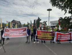 Massa Gelar Aksi Tuntut Keadilan di Depan Masjid Raya Baiturrahman Banda Aceh