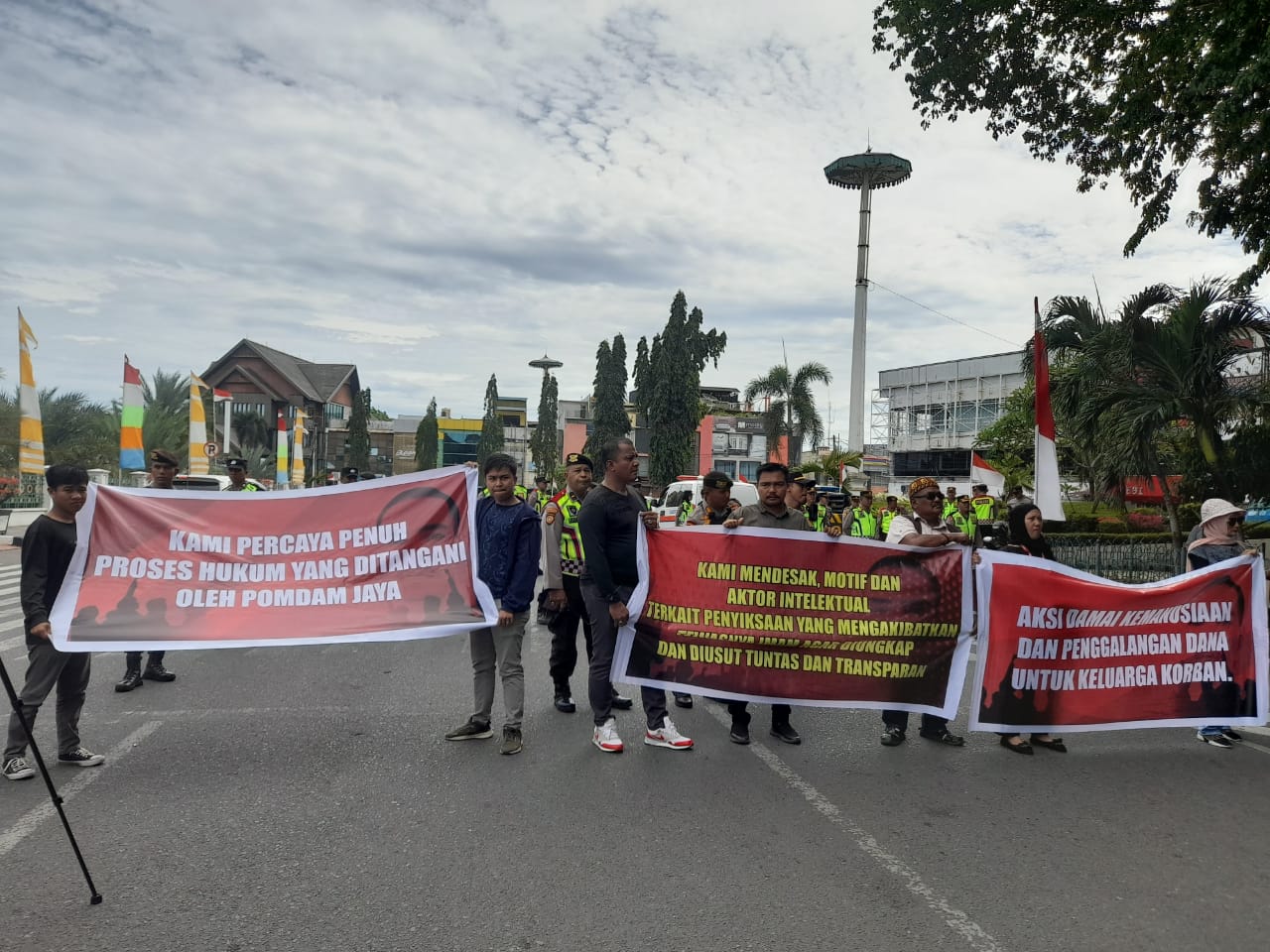 Massa yang tergabung dalam Solidaritas Masyarakat Aceh Untuk Keadilan (Somad) menggelar aksi di depan masjid Raya Baiturrahman Banda Aceh, Rabu (30/08/23). (T.Mansursyah)
