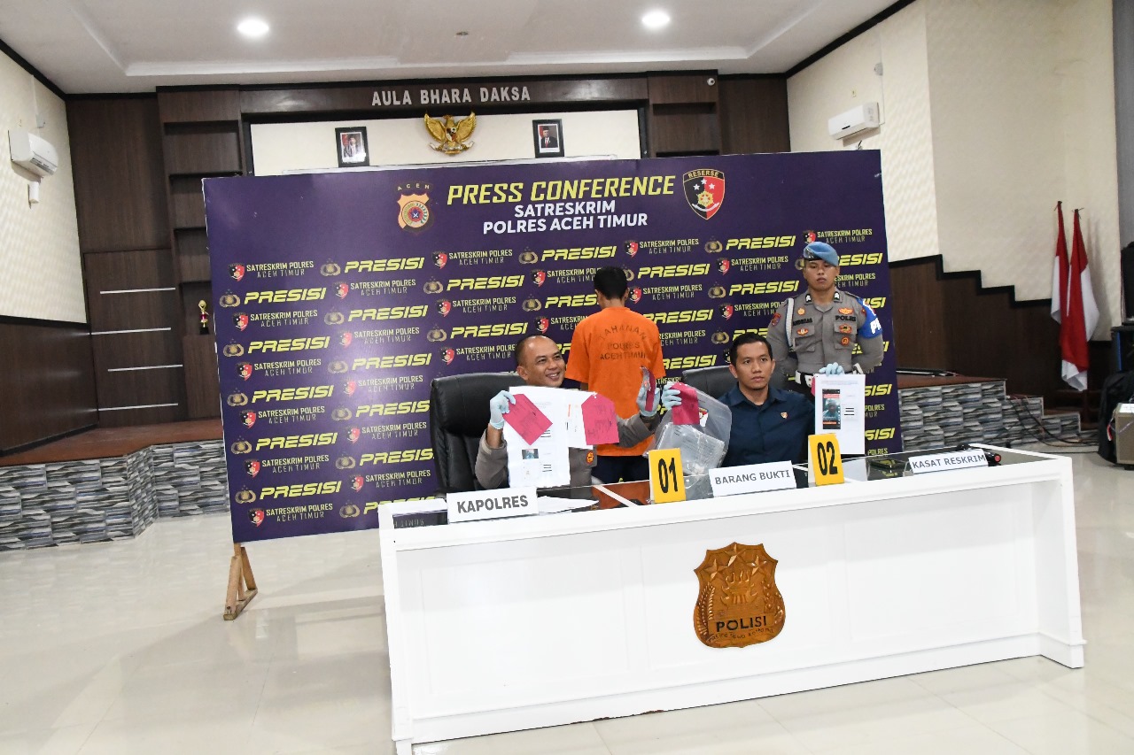 DIAMANKAN: Tersangka ZU bersama barang bukti diperlihatkan dalam Konferensi Pers di Mapolres Aceh Timur di Peudawa, Rabu (30/8). Foto:Muhammad Ishak