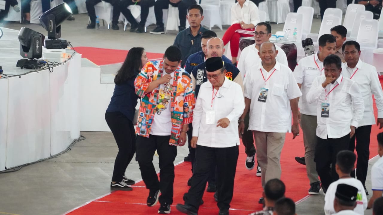 Plt Bupati Langkat H.Syah Afandin SH menghadiri Rembuk Kemerdekaan Relawan Bobby Nasution Bersama Presiden RI Bapak,Ir.Joko Widodo di Gedung Serbaguna Pemprovsu, Percut Sei Tuan Kabupaten Deli Serdang, Minggu (27/8/2023).