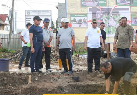 Berita Sore/Birong RT Teks poto: Gubernur Sumatera Utara, Edy Rahmayadi meletakkan batu pertama pembangunan Alun- alun Kota P.Sidimpuan di Jalan Teuku Umar Kec. Padangsisimpuan Selatan, Kota Padangsidimpuan, Rabu (30/8).