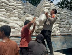 Kapolres Batu Bara Bantu Truck Muatan Beras Tumpah