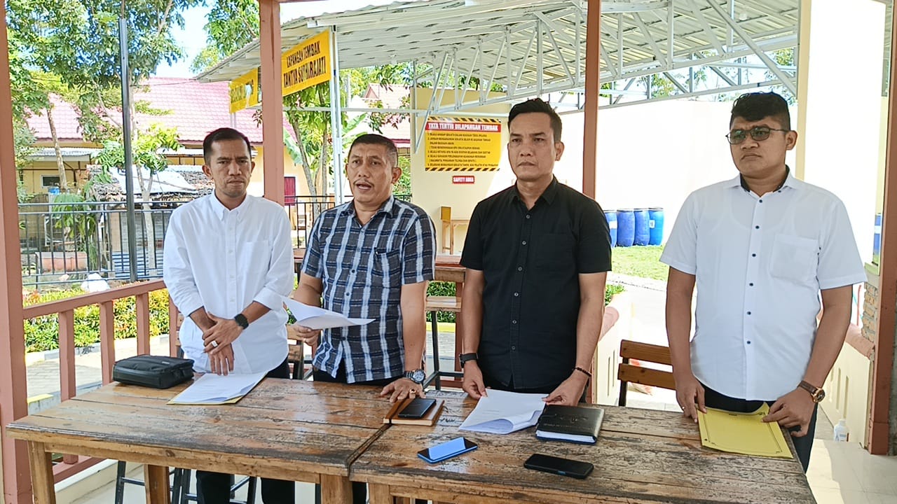 Teks foto:Kapolres Serdang Bedagai AKBP Oxy Yudha Pratesta, SIK, melalui Plt Kasat Reskrim Polres Sergai, IPTU Edward Sidauruk, di dampingi Kanit III Tipikor IPDA Cardio S Butar-Butar, Kasi Humas IPDA Brimen Sihotanh dan Kasat Intelkam AKP Siswoyo di saat press relies di Mapolres Serdang Bedagai, Kamis, 31-08-2023.(Beritasore-Azwen)