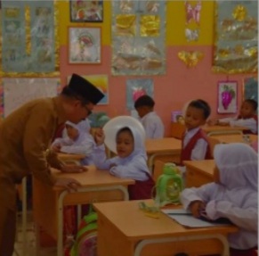 Teks foto : Pj. Bupati Aceh Tamiang Dr. Drs. Meurah Budiman, SH, MH saat meninjau disalah satu sekolah.