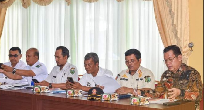 Berita Sore/Birong RT Teks poto : Jelang persiapan HUT RI Ke-78 Tahun 2023, Pemko Padangsidimpuan menggelar rapat kordinasi lintas sektoral di aula Kantor Walikota Padangsidimpuan, Rabu (2/8).