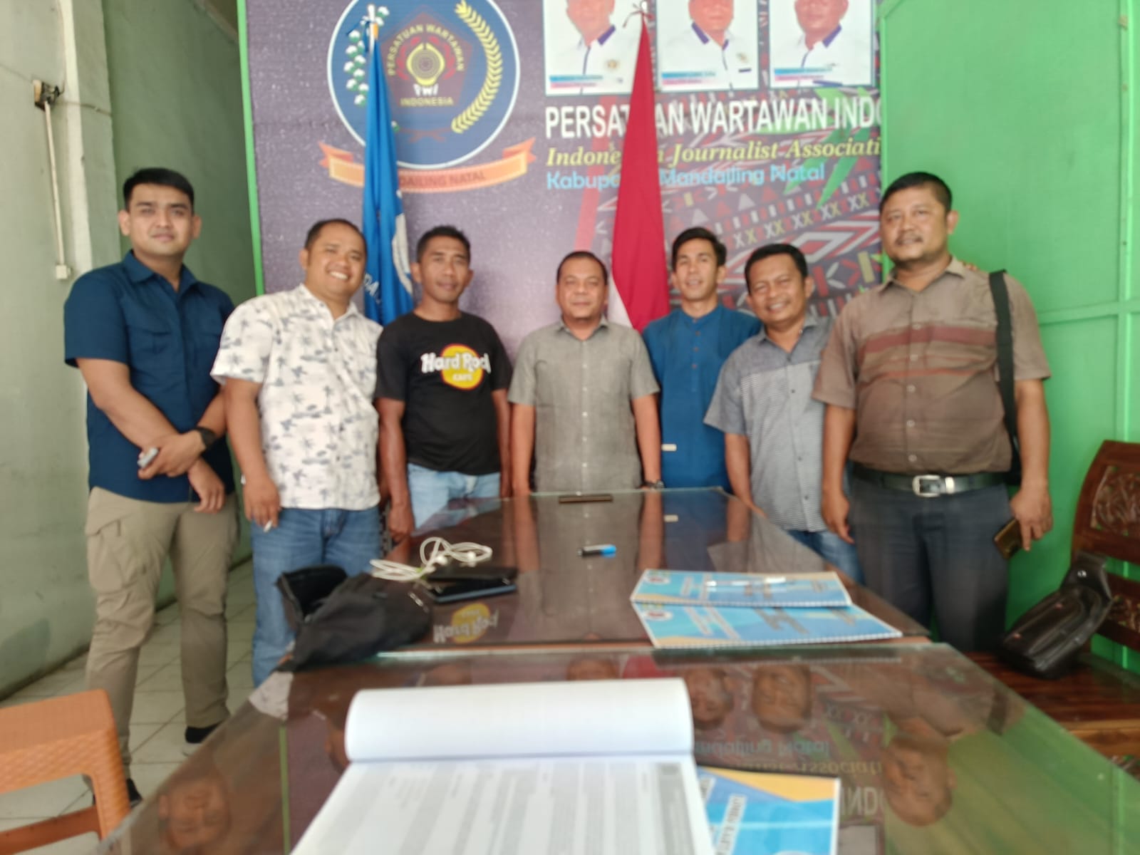 Teks foto Berita Sore/ist Ketua Panitia Lomba Karya Tulis HUT RI dan Seminar Ekonomi, Abdul Holik Nasution bersama pengurus PWI Madina di Kantor PWI Madina, Panyabungan Rabu (2/8).