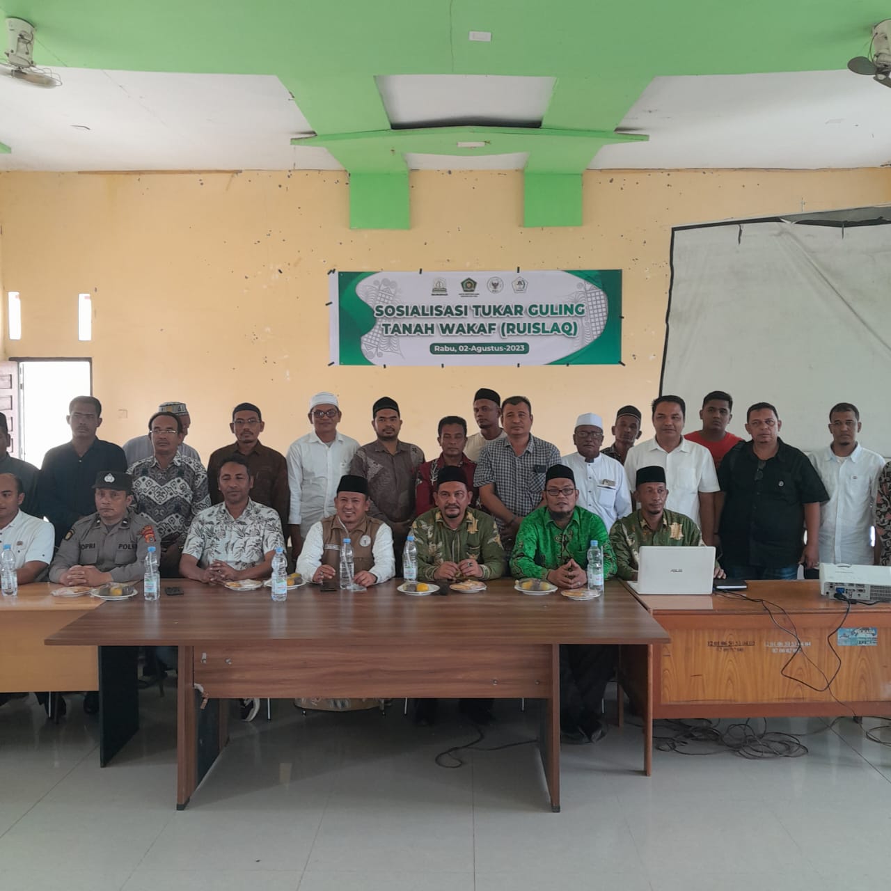 Teks foto: Kanwil Kemenag Aceh bersama instansi terkait foto bersama usai menggelar sosialisasi ruislaq tanah wakaf terdampak bendungan irigasi di kawasan Aceh Utara, Rabu (02/08/23). (Ist)