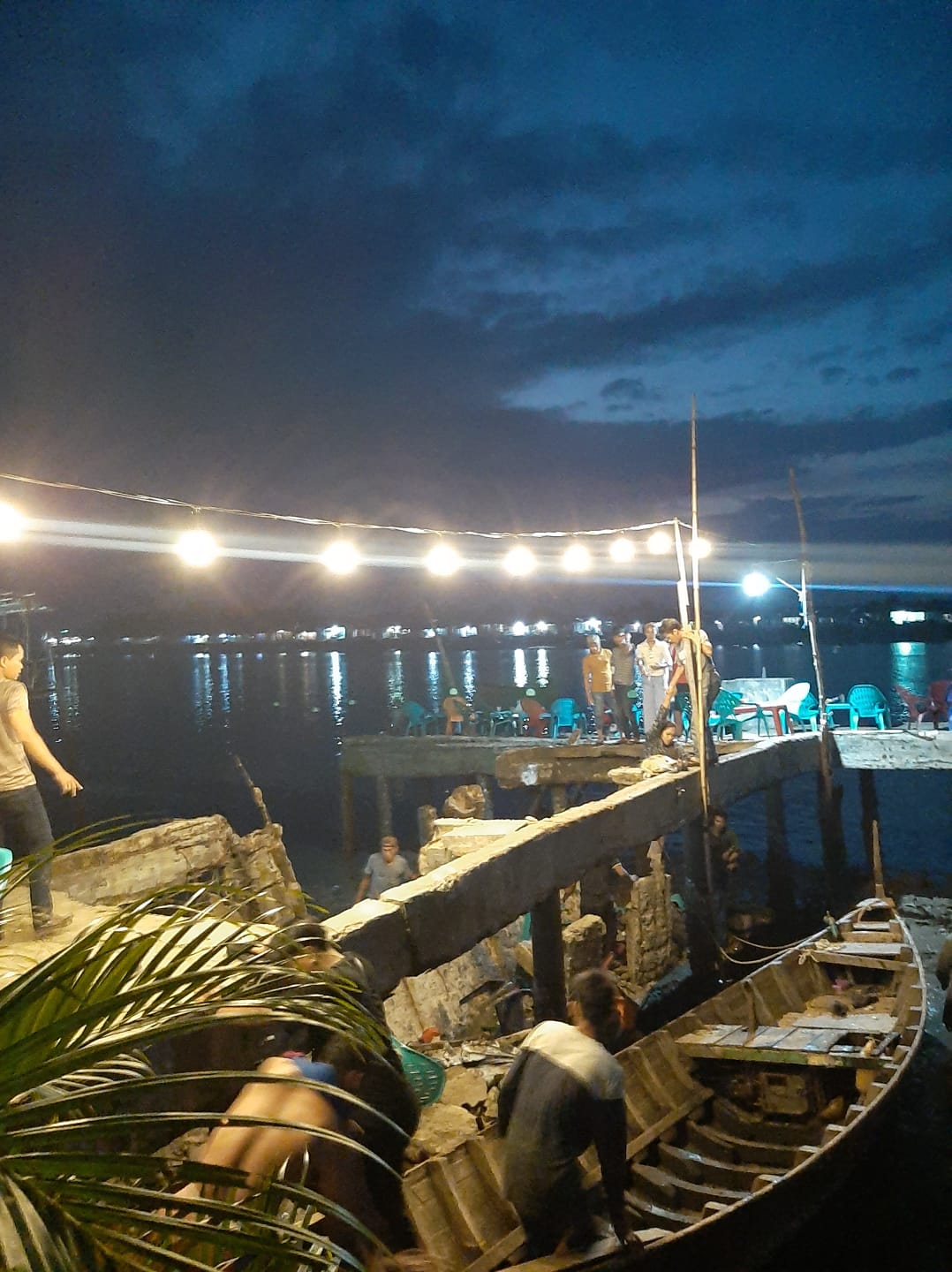 Teks Foto Boy Aprizal : Titi Pajak Ikan Lama P.Brandan Kelurahan Brandan Timur Kec.Babalan, Kab.Langkat ambruk, Rabu (2/8)malam sekira pukul 19.00 WIB. 