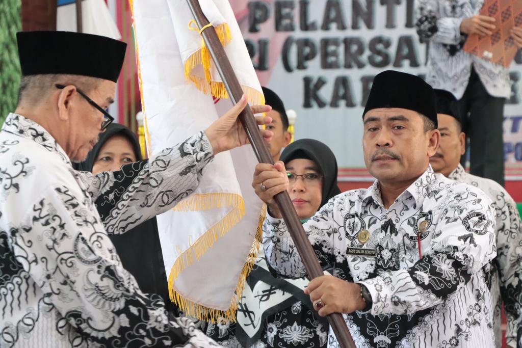Teks foto: Ketua PGRI Kabupaten Serdang Bedagai, Agus Salim Berutu, menerima petaka PGRI dari Ketua PGRI Sumut, Abdul Rahman Siregar usai di sumpah, di pantai Pondok Permai, Pantai Cermin, Kamis, 3-8-2023(Beritasore-Azwen)