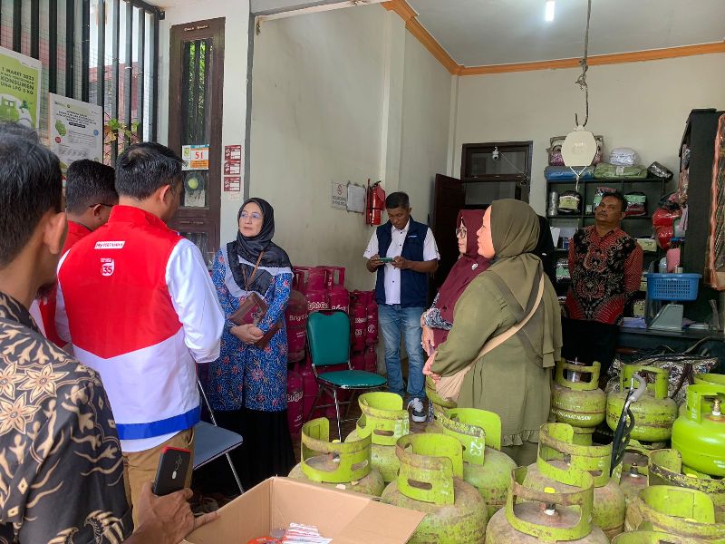 Teks foto: Kepala Perwakilan Ombudsman Aceh Dian Rubianty (jilbab hitam) melakukan sidak di Banda Aceh, terkait informasi beredarnya LPG oplosan yang merugikan pemerintah dan masyarakat, Jumat (04/08/23). (Foto: T.Mansursyah)