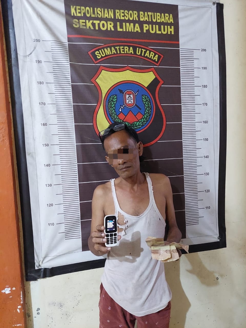 Teks fhoto: Tersangka Jurtul (303) Kornelius Panjaitan (50) warga Lingkungan 4 Kelurahan Limapuluh Kota Kecamatan Limapuluh Kabupaten Batu Bara ditangkap Team Opsnal Unit Reskrim Polsek Limapuluh.beritasore/alirsyah