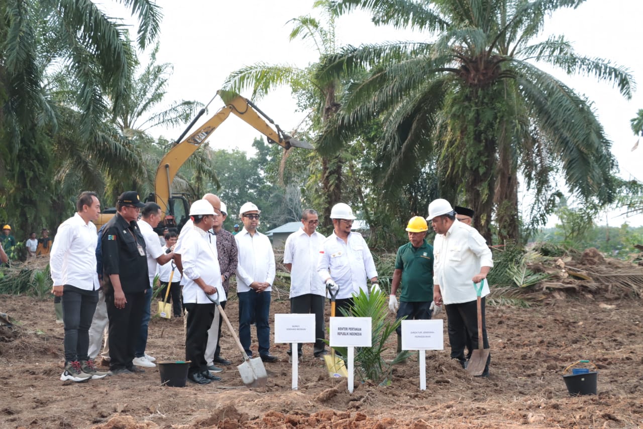 Kunjungan Kerja: Bupati dan Wakil Bupati Serdang Bedagai, H Darma Wijaya dan H Adlin Tambunan, bersama Menteri Pertanian RI, Yasin Limpo, di saat melakukan kunjungan kerja di Kabupaten Serdang Bedagai, Jumat,04-08-2023.(Beritasore-Azwen)