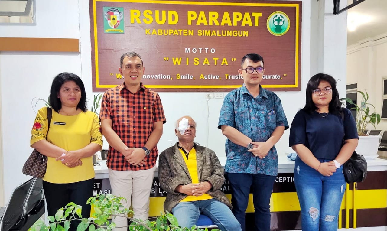 Ket.gbr: Direktur RSUD Parapat, dr Henry Jimmi Gultom, dr Mahar, SpM dan Marlon Simbolon pasien Katarak, foto bersama usai pelaksanaan operasi di RSUD Parapat.(ist).