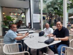 Teks foto Ketua Umum Ikanas H. Saipullah Nasution, SH, MM berdiskusi di Jakarta dengan Bupati Madina HM Jafar Sukhairi Nasution membicarakan Mandailing Natal yang lebih baik.