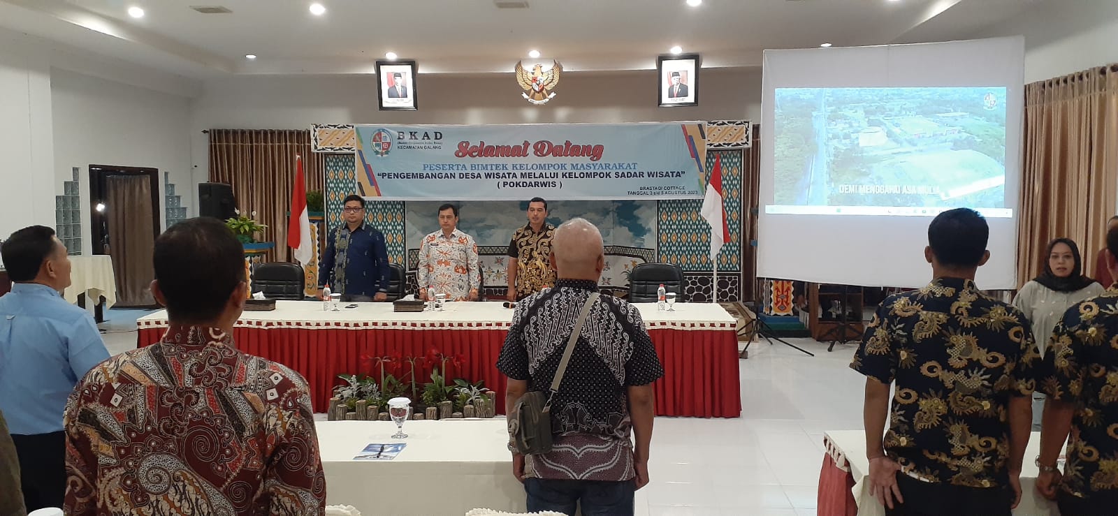 ASISTEN Pemerintahan dan Kesra Setdakab Deliserdang Drs.H.Citra Effendi Capah, MSP, didampingi Camat Galang Rahmat Azhar Siregar, SSTP, MM, serta Ketua Badan Kerjasama Antar Desa (BKAD) Galang Hartono . pada pelaksanaan Bimbingan Teknis (Bimtek) Kelompok Masyarakat Sadar Wisata (Pokdarwis) Kecamatan Galang Kabupaten Deliserdang di Hotel Berastagi Cottage, Jl. Gundaling No.76 Gongsol, Kabupaten Karo, Kamis (3/8/) malam.- (Ist).-