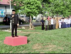 Ketua MAA Langsa Drs Mursyidin Budiman saat menjadi pemimpin upacara di SMP Negri 2 Langsa. (Foto:Ibnu Sa'dan)