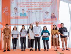 Bobby Beri Penghargaan 8 Klinik & 11 Bapak Asuh Stunting