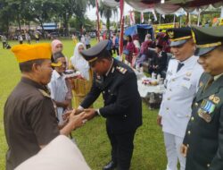 Kapolsektor Sunggal Berikan Cendra Mata Kepada Veteran RI
