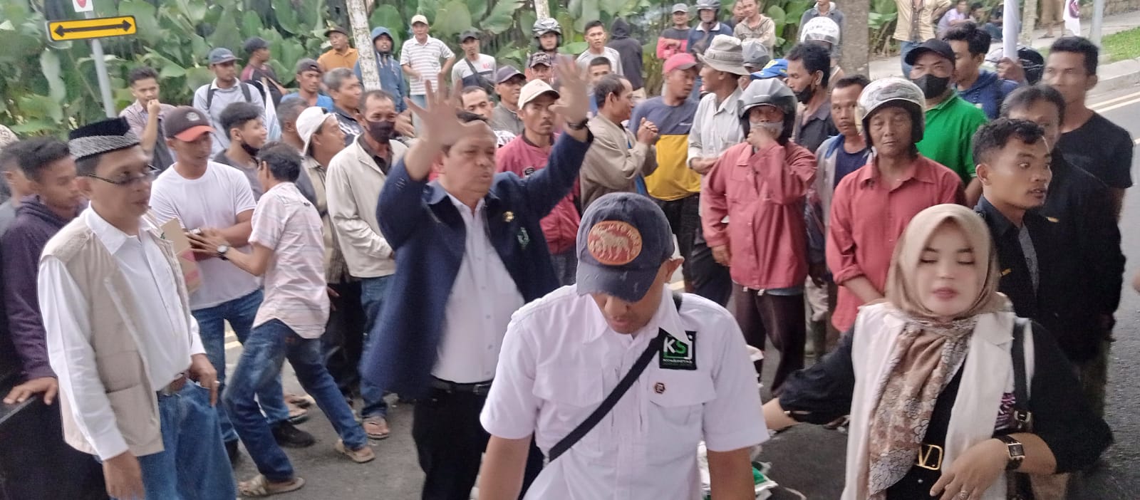 Teks fhoto: Dewan Pendiri sekaligus Pembina KSJ Kombes Pol (P) H.Ikhwan Lubis SH,MH menginspirasi masyarakat mengajak untuk ramai-ramai bersedekah pada hari Jum'at Rabu (23/8-2023). beritasore/alirsyah