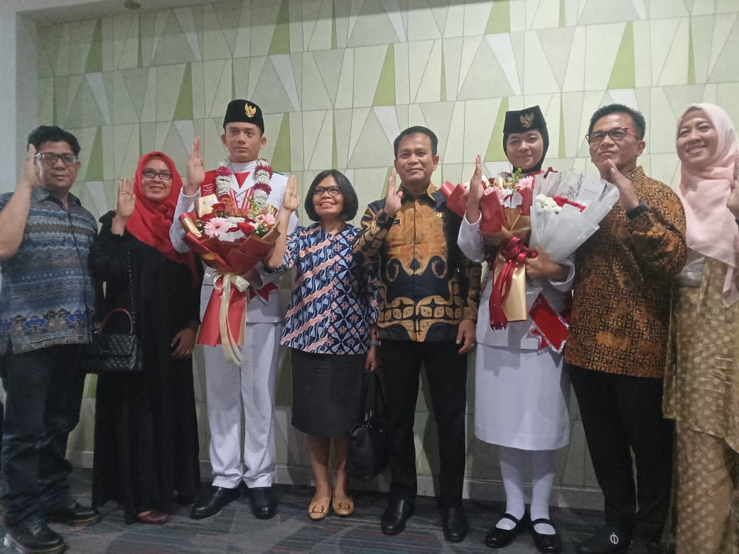Teks foto Berita Sore/Ist Anggota Paskibraka nasional 2023 asal Sumatera Utara, Nabil Arya Barata Lubis dan Davina Anis Raisha disambut di VIP Room Bandara Kualanamu Internasional Airport.