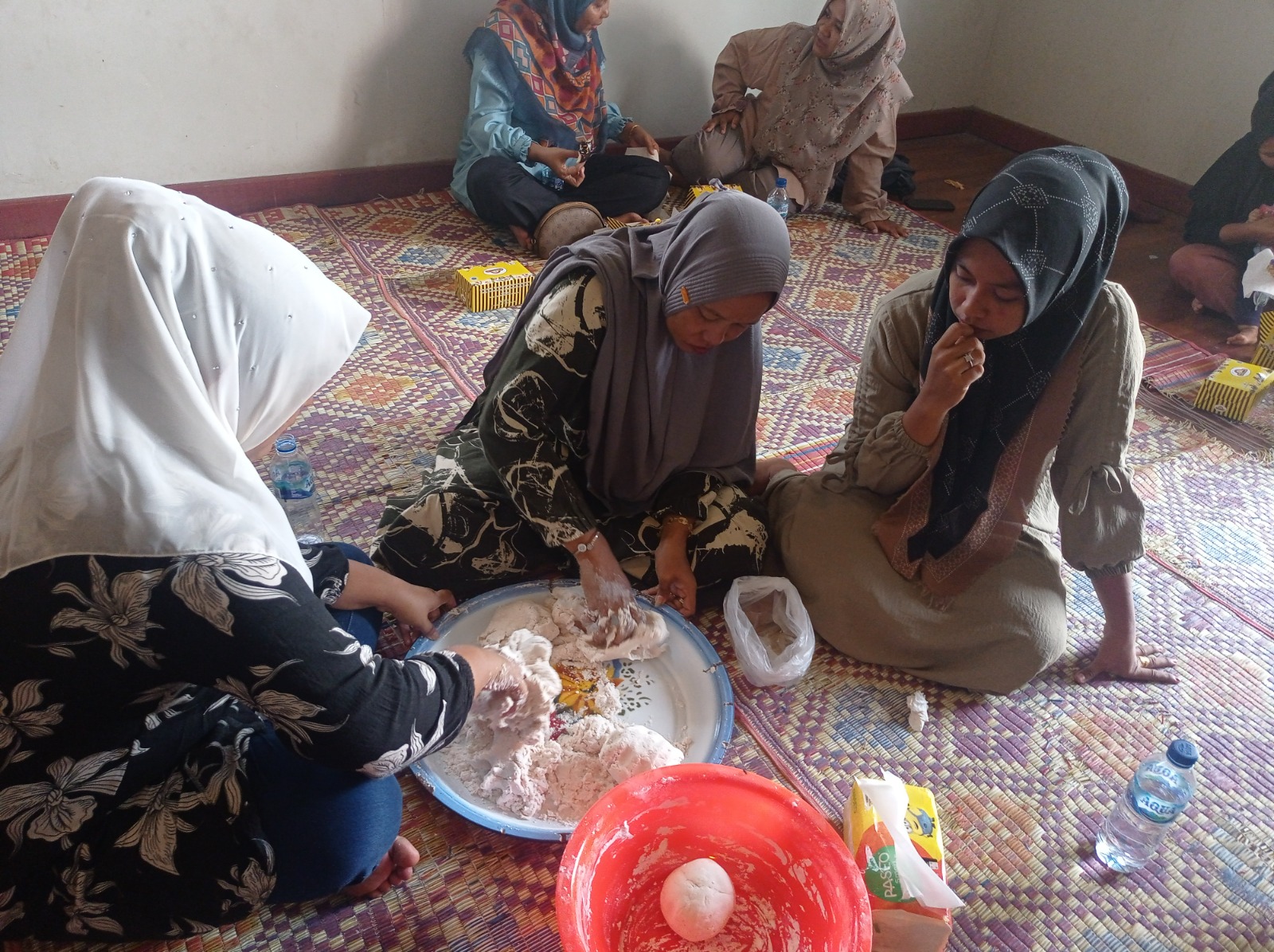 Tim dosen Universitas Samudra Langsa saat melaksanakan kegiatan pengabdian PKM dari Kemendikbudristek dengan memberikan pelatihan sekaligus pemberian alat berupa mesin kepada Mitra di Desa Pusong Kapal, Kecamatan Seruway, Kabupaten Aceh Tamiang.(ist).