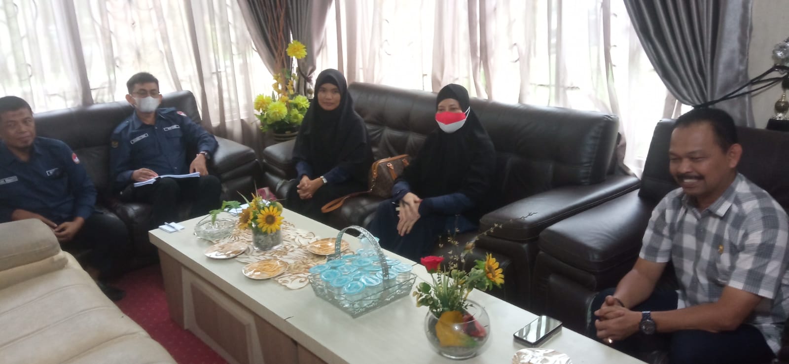 Keterangan Foto: Wakil Ketua DPRK Aceh Tamiang, Fadlon ketika menerima kunjungan Kepala BP3MI Provinsi Aceh, Siti Rolijah bersama stafnya di ruang kerja Fadlon, Kamis (24/8).(ist).