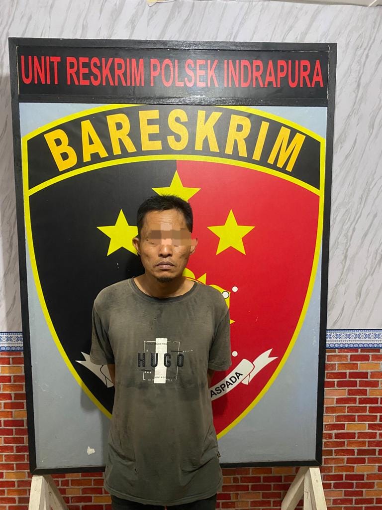 Teks fhoto:Polsek Indrapura dipimpin Kanit Reskrim IPTU Jimmy Sitorus SH meringkus Firman alias Pipin (34) warga Dusun VIII Desa Simpang Gambus Kecamatan Limapuluh Kabupaten Batubara terduga residivis kasus pencurian dengan modus congkel paksa jendela Sabtu (26/8-2023).beritasore/alirsyah
