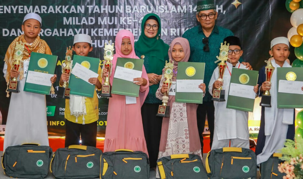  Keterangan foto: Wali Kota Susanti Dewayani (lima kiri) pose bersama Ketua MUI HM. Ali Lubis (empat kiri) dan lainnya serta pose bersama para juara usai menyerahkan hadiah kepada juara lomba ceramah, virtual dan syarhil Quran tingkat SD saat penyerahan hadiah lomba dengan penyelenggara MUI Kota Pematangsiantar di aula MUI, Jl. Kartini, Sabtu (26/8).(Ist).