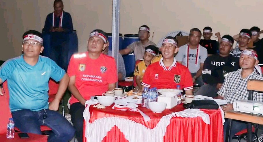 Keterangan Foto: Kapolres Sergai AKBP Oxy Yudha Pratesta didampingi Ketua Askab PSSI Darma Sutra, Ketua PWI Sergai Edi Saputra saat nobar final AFF U-23 2023, Sabtu (26/8) malam di lapangan tembak Tantya Sidhirajati Mapolres Sergai di Desa Firdaus Kec.Sei Rampah.(Ist)