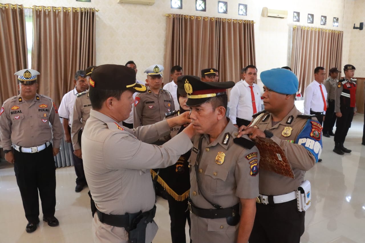 Ket.gbr: Kasat Pam Obvit Polres Simalungun Iptu J Simanjuntak menandatangani berita acara pelantikan disaksikan Kapolres Simalungun, AKBP Ronald FC Sipayung, Senin (28/8).(ist).