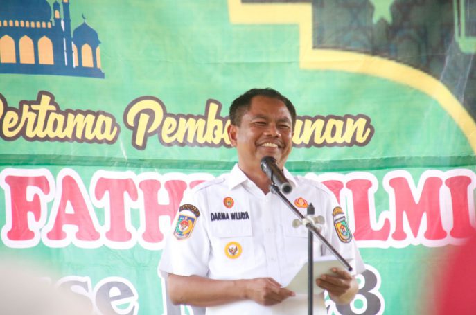  Teks foto:Bupati Serdang Bedagai H Darma Wijaya, di saat peresmian 25 unit bangunan Musholla dari program Gerakan Seratus Muaholah di Sekolah Dasar (Geser Muse )
