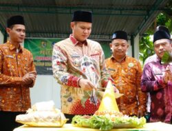 Teks foto: Wakil Bupati Serdang Bedagai H Adlin Tambunan di saat meresmikan 30 unit Musholla dalam.program Dinas Pendidikan Kabupaten Serdang Bedagai di Kecamatan Tebing Tinggi (Azwen)
