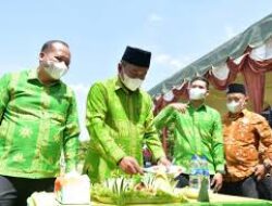 Teks foto:Bupati Serdang Bedagai H Darma Wijaya di dampingi Kepala Dinas Pendidikan Kabupaten Serdang Bedagai, Suwanto, SPd, MM, dalam peresmian muaholla dalam program Dinas Pendidikan Sergai dengan Gerakan Seratus Muaholla Di Sekolah (Geser Muse)