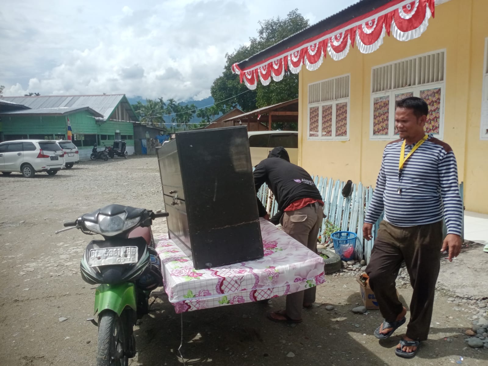 Angkat barang : Salah satu orang tua santri, tengah mengangkat tilam, Lemari dan barang lainnya ke atas Betor untuk dibawa pulang,pasca terjadinya dugaan pelecehan seksual dilakukan oleh Pimpinan Ponpes MJ berinisial AF.Gambar diabdikan Senin siang ( 28/8) Berita Sore/Husaini Amin