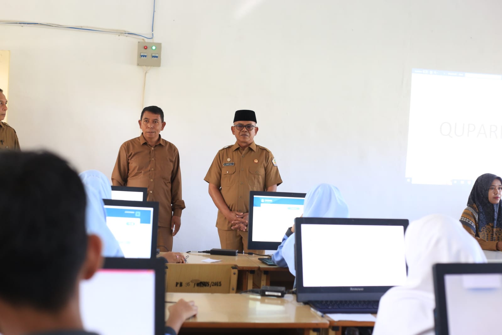 Teks Foto: Sekretaris Daerah Kabupaten Aceh Utara Dr A Murtala, MSi bersama Kepala SMA Negeri 3 Putra Bangsa Lhoksukon, Zulkifli, M.Pd, memantau pelaksanaan Asesmen Nasional (AN) Tahun 2023,Senin (28/8).