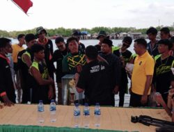 De Seven Juara Lomba Dayung Sampan HUT RI Desa Perlis 