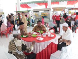 Teks foto:Bupati Serdang Bedagai, H Darma Wijaya, bersama tokoh masyarakat Sei Rampah, usai meresmikan Food Court Saujana Rasa pusat jajanan UMKM di Kota Sei Rampah