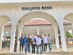 Teks foto:Warga yang berkunjung ke Pusat Jajanan Kota Sei Rampah, Food Court Saujana Rasa di Kota Sei Rampah, (Azwen Fadley