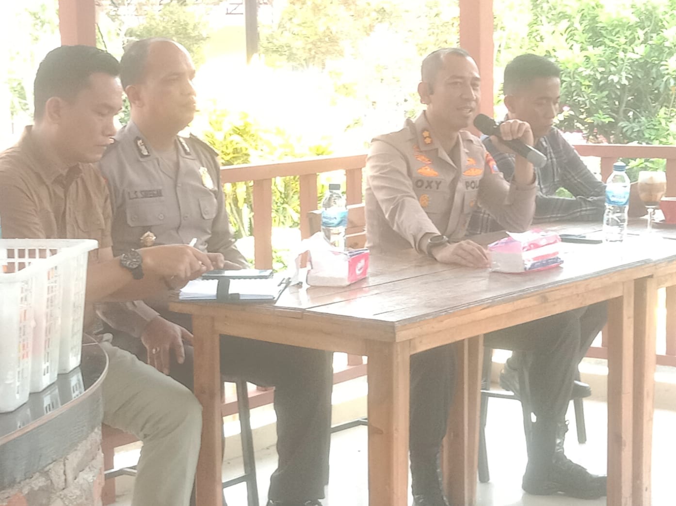 Teks foto:Kapolres Serdang Bedagai, AKBP Oxy Yudha Pratesta, di dampingi Kasat Intelkam, AKP Siswoyo, Kasi Humas, IPDA Brimen Sihotang, di Mapolres Serdang Bedagai, Jumat, 1-09-2023(Beritasore-Azwen)