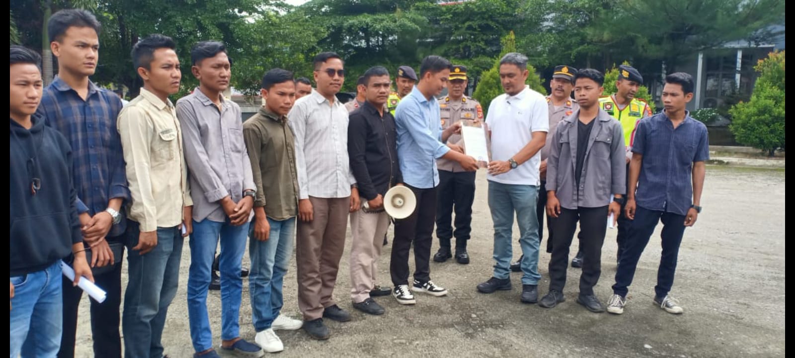 Ketum Barisan Sepuluh pemuda Kabupaten Aceh Tenggara Dahrinsyah tampak menyerahkan pernyataan sikap mereka kepada Sekwan DPRK via Kabag Risalah nya. Jum'at (01/9) di halaman Parkir gedung DPRK Agara Jalan Ahmad Yani Kutacane. Berita Sore/Husaini Amin.