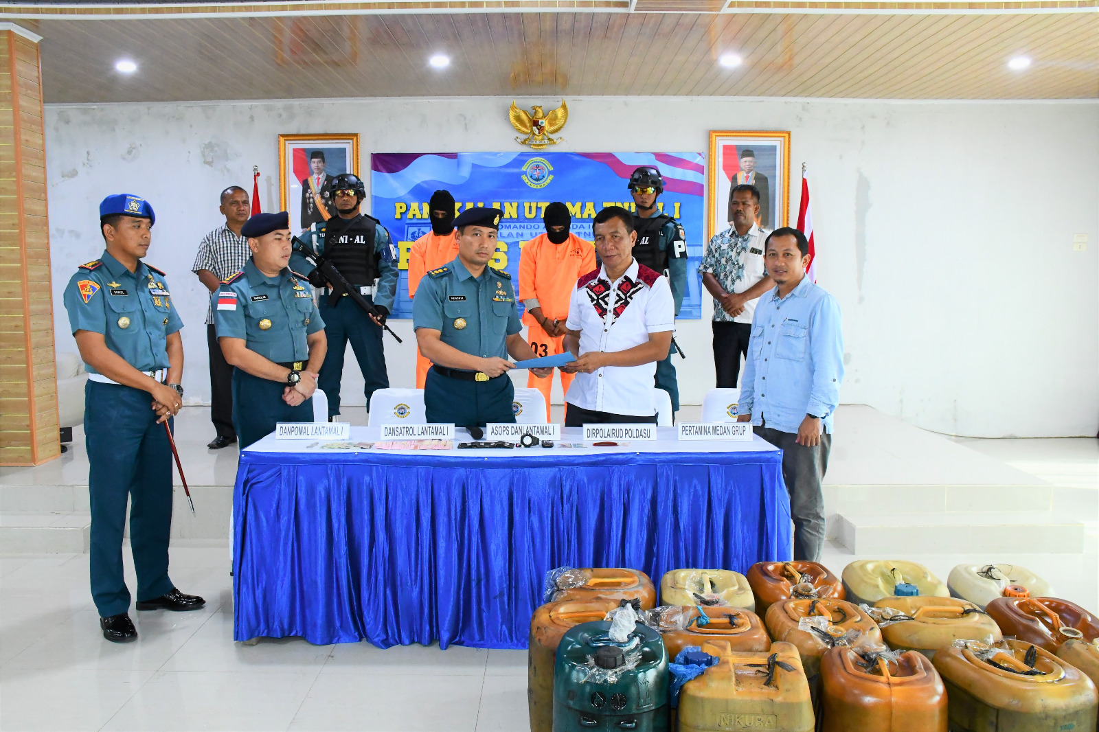 Berita Sore/Ist Asops Danlantamal I Letkol Laut (P) Hendrik menyerahkan hasil penangkapan 15 jerigen BBM jenis solar dan 7 paket Narkoba jenis sabu-sabu kepada Dirpolairud Poldasu Kamis (31/8) di Gedung R Mulyadi Mako Lantamal I Belawan